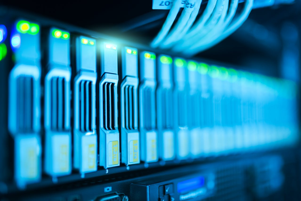 Cloud-Datenbank mit Speichermodulen Nahaufnahme von Speichermodulen in einer Cloud-Datenbank mit blauen Lichtern.